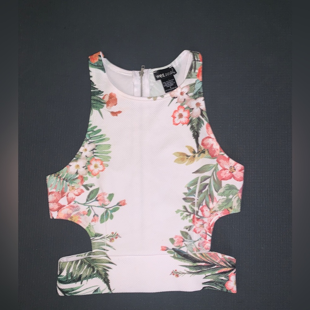 Super cute floral top with cutouts🌸 - Picture 4 of 7